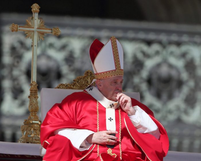 Una famiglia ucraina e una russa alle ultime stazioni della Via Crucis