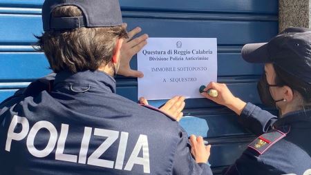 170° anniversario della fondazione della Polizia di Stato – Divisione Anticrimine Chi è vittima di vittima di stalking, violenza domestica, cyberbullismo può trovare in questo ufficio una prima ed immediata forma di tutela