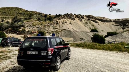 Sequestrata una cava di inerti abusiva su terreni di proprietà comunale nel Reggino La cava operava da oltre 20 anni su terreni confiscati nel 1999 alla nota cosca dei Iamonte