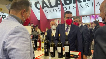 Vinitaly: Occhiuto, Calabria racconta al Paese le sue eccellenze Complimenti all'assessore Gallo che ha organizzato un'ottima esposizione per la nostra Regione: 68 aziende che si mostrano al Paese raccontando la Calabria attraverso le loro produzioni