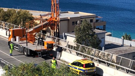 Ispezioni in corso sul viadotto “Raccordo al porto di Reggio Calabria” con l’utilizzo del by-bridge L'utilizzo del by-bridge consente la supervisione visiva, sospesi nel vuoto, al di fuori della sede stradale, senza l'ausilio di ulteriori apparecchiature e servendosi di un braccio in negativo (dall'alto verso il basso)