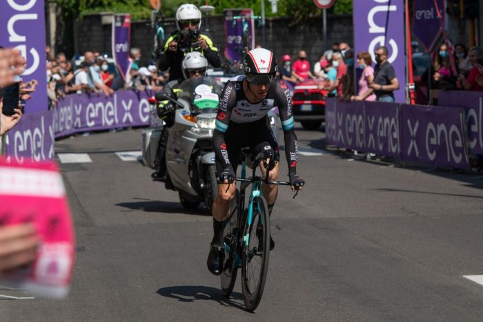 Simon Yates vince 14^ tappa a Torino, Carapaz maglia rosa