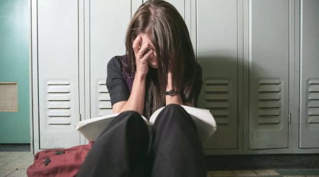 Molestie sessuali a scuola, arrestato un docente in Calabria Fondamentali sono state le segnalazioni e le testimoniaze delle studentesse, all'epoca dei fatti minorenni. Il professore è stato posto ai domiciliari