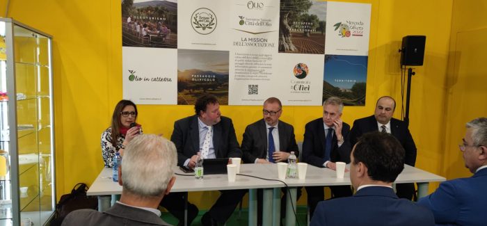 L’olio reggino conquista Trieste, Versace: “Rilanciamo il territorio grazie alle nostre eccellenze” La Città metropolitana presente alla tre giorni triestina interamente dedicata alle tipicità degli oli extravergini italiani