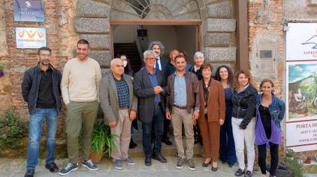 Parco dell’Aspromonte: Inaugurata la Porta d’Accesso di San Giorgio Morgeto La presenza del Parco sul territorio si rafforza ed arricchisce la rete delle strutture di accoglienza con la “Porta d’accesso” di Palazzo Ambesi a San Giorgio Morgeto, situata all’interno di uno dei luoghi più storici dello splendido borgo