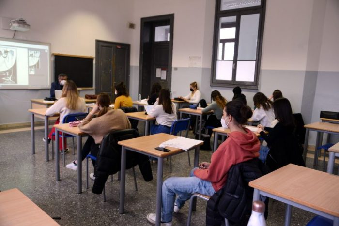 Scuola, le nuove misure su mascherine e distanziamento per gli esami