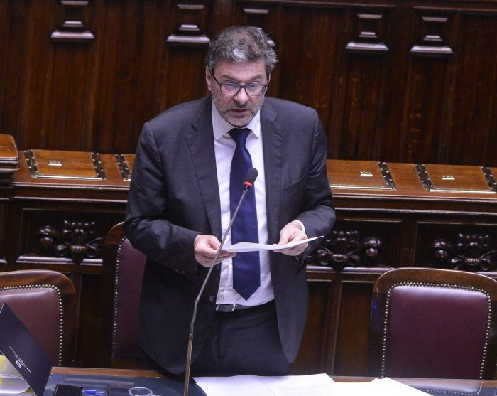 Giorgetti “Individuare altre misure contro il caro-carburanti”