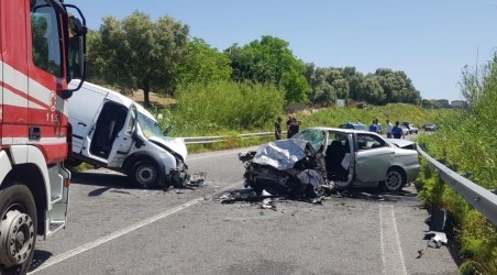 Un altro tragico incidente nel Reggino, nello scontro tra un’auto e un furgone, c’è un morto L'incidente è avvenuto nei pressi dello svincolo autostradale per Bagnara