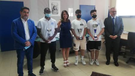 “Spring time” al Liceo Volta, Versace e Brunetti: “Negli occhi degli studenti si legge la passione per ciò che fanno” I sindaci facenti funzione sono stati accolti al Liceo Sci tipico con indirizzo Sportivo dalla Dirigente Scolastica Maria Rosa Monterosso