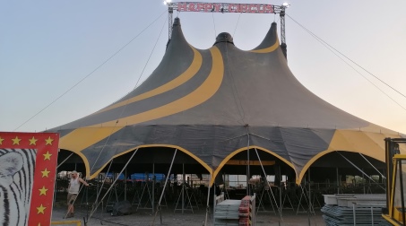 La direttrice artistica Donna Orfei presenta Happy Circus a Cinquefrondi, con il regno degli animali Domenica 3 luglio alle ore 11,00 Santa Messa all ' interno del circo trasmessa da Piana tv canale digitale terrestre 185 in Mondovisione, celebrerà il Parroco Don Cesare Di Leo, Parroco della Parrocchia Santi Pietro e Paolo di Taurianova: Siete tutti invitati