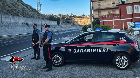 Minacciava passanti armato di coltello, arrestato un 37enne nel Reggino Il tutto è avvenuto sotto lo sguardo incredulo degli abitanti circostanti che osservavano la scena dalle proprie abitazioni o che si trovavano per strada nelle vicinanze