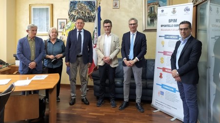 Il Presidente della Camera di Commercio Antonino Tramontana a Rosarno per sostenere lo Sportello Impresa attivato da Confcommercio e Cna ariche di entusiasmo le parole del Presidente Tramontana secondo cui “il territorio di Rosarno come tutta la provincia è ricco di potenziale, risorse, valori che troppo spesso non vengono espressi a causa di condizionamenti locali o più semplicemente per un difetto nella circolazione delle informazioni