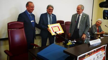 Il Club Rotary di Polistena inaugura il monumento Rotary International al confine tra i comuni di Polistena e Cittanova Il 2 giugno è stato un giorno significativo e speciale anche per il Club Rotary di Polistena guidato dal Presidente Gaetano Vaccari, alla presenza delle più alte cariche rotaryane, civili e religiose