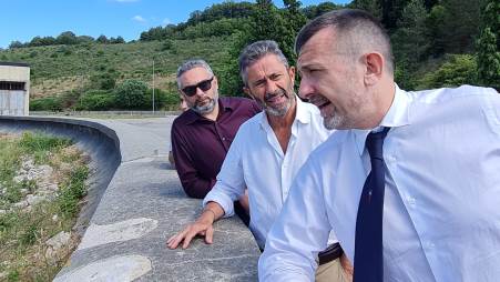 Delmastro in visita alla diga del Metramo: “La Calabria che vogliamo deve puntare sul pieno utilizzo delle sue infrastrutture” La visita è stata sollecitata dal Commissario provinciale del partito Denis Nesci e dal responsabile per le infrastrutture Filippo Zerbi