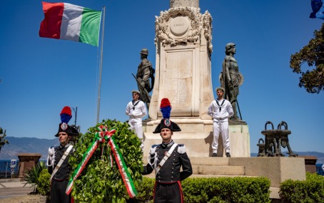 Festa della Repubblica, Versace e Brunetti: “Porre fine alla insensatezza della guerra e promuovere la pace” I sindaci facenti funzione della Città Metropolitana e del Comune di Reggio Calabria hanno preso parte alla tradizionale cerimonia al Monumento ai Caduti sul Lungomare Falcomatà