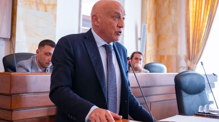 Il Delegato alla Zes Giuseppe Sera: “No allo spostamento della sede Zes da Gioia Tauro” Il consigliere metropolitano stigmatizza l'ipotesi di un trasferimento della sede a Lamezia, eventualità in controtendenza anche rispetto al piano strategico Zes, e annuncia una richiesta formale da parte della Metrocity