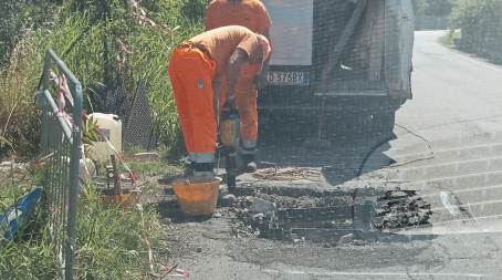 “Tombino killer”, Strada “Taurianova-Cittanova”, dopo la diffida della Città Metropolitana gli operai Tim stanno provvedendo alla riparazione Avevamo denunciato, come Approdo Calabria la questione pericolante per gli automobilisti e finalmente è arrivata la svolta