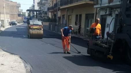 Nuovo asfalto in via Ciccarello, a seguire via Pio XI. Scarifica in corso con Enel su via Aschenez, da domani si comincia con il nuovo manto stradale L'Assessore Rocco Albanese ha illustrato gli interventi in corso di esecuzione negli ultimi giorni. Dalla prossima settimana si tornerà su via Torrione, via Possidonea e via Cardinale Portanova