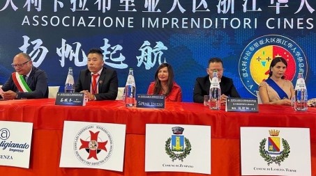 Cerimonia d’inaugurazione dell’Associazione Imprenditori Cinesi di Zhejiang in Calabria Dopo l'ascolto dell'Inno delle nazioni (Italia e Cina) sono intervenuti al dibattito: il presidente dell'Associazione, i rappresentanti della Comunità Cinese d'Oltremare, i rappresentanti italiani fra cui la capogruppo Lega in consiglio regionale dott.ssa Simona Loizzo. Infine sono stati presentati i membri dell'Associazione Imprenditori Cinesi di Zhejiang in Calabria