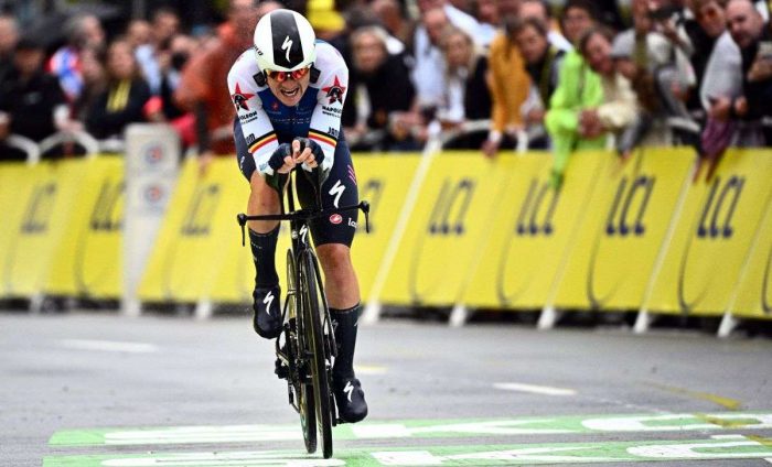 Lampaert si prende crono e prima maglia gialla al Tour