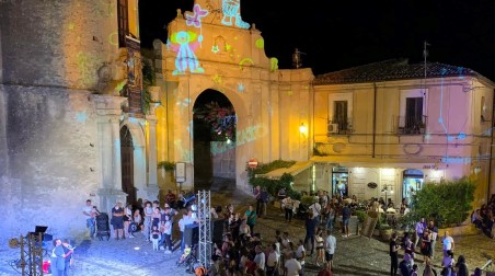 Tre serate da incorniciare che hanno confermato il pieno successo del Festival Internazionale d’Arte di Strada “Il Borgo Incantato Anche questa edizione del Borgo Incantato si chiude con un bilancio che riteniamo nettamente positivo in termini di affluenza e di gradimento» ha sottolineato l’Assessore Salvatore Galluzzo, che ricorda l’impegno dell’Amministrazione, guidata dal Sindaco Giuseppe Pezzimenti, che insieme ai funzionari Loredana Panetta e Domenico Romeo e a tutti i dipendenti comunali, hanno garantito la buona riuscita dell’atteso evento che ha richiamato a Gerace migliaia di persone