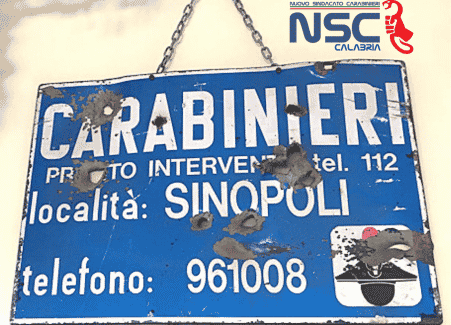 Appello di NSC Calabria, “I carabinieri di Sinopoli da dieci anni senza caserma” Un territorio senza un presidio dell’Arma è un territorio dove lo Stato è assente. I carabinieri di Sinopoli da dieci anni ripiegati nella caserma di Sant’Eufemia d’Aspromonte, in un immobile che inizia ad avere gravi problemi strutturali