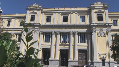 Furti e violenze in città, arrestate tre persone in Calabria Tutti e tre gli indagati, con precedenti penali e di polizia anche specifici, sono destinatari della misura della custodia cautelare in carcere