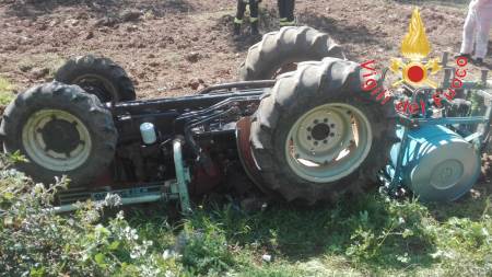 Tragedia in Calabria, un 87enne muore schiacciato dal suo trattore. Nome e Dettagli L'ennesima tragedia sul lavoro. Inutili i soccorsi, l'uomo è morto sotto il peso del mezzo