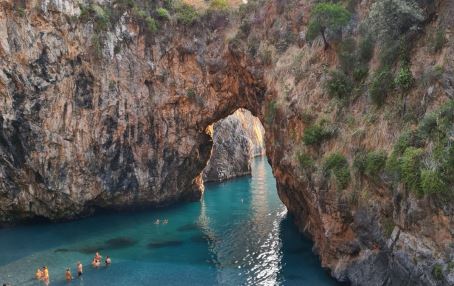 Ordinanza Arcomagno, Legambiente al sindaco di San Nicola Arcella:  “Bene attività di tutela, ma maggiore trasparenza negli atti della convenzione” La bellissima spiaggia dell'Arcomagno è un luogo magico e di enorme suggestione, simbolo, in positivo, della bellezza della Calabria, ma anche, in negativo, degli effetti dell'inciviltà umana