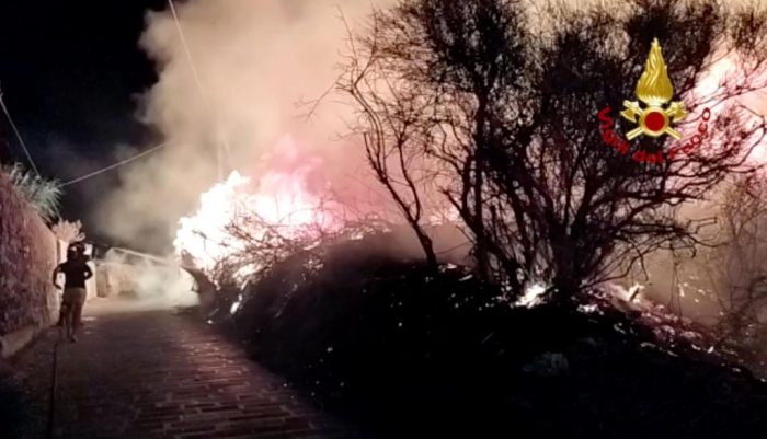 Incendi in Sicilia, roghi a Lipari, Palermo e nel trapanese