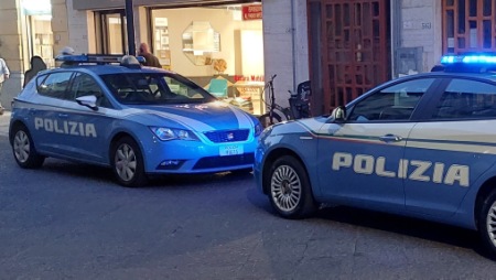 Arrestato un 30enne per danneggiamento aggravato ricettazione e porto e detenzione di armi in luogo pubblico L’uomo è stato fermato, dopo aver speronato con una moto ape l’auto della Polizia, mentre tentava di agevolare la fuga di due soggetti che, a bordo di uno scooter, erano sfuggiti al controllo di un equipaggio delle Volanti della Questura