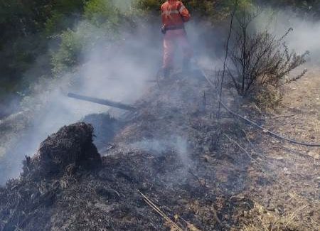 Tiriolo (CZ) intervento Diavoli Rossi ha circoscritto incendio in zona residenziale Non si registrano danni a persone. Sul posto presente il Sindaco di Tiriolo