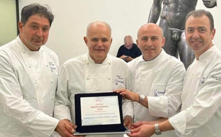 Conpai, Il premio Bronzi di Riace 2022 ai pasticceri Insieme a lui Rocco Scutellà, Presidente Conpait Calabria; Davide Destefano responsabile nazionale Conpait Gelato e Fabio Taverna, tesoriere e consigliere Conpait Calabria