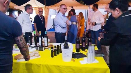 In migliaia sul Lungomare Falcomatà allo stand “I Tesori del gusto” della Città Metropolitana Versace e Quartuccio tracciano un bilancio sulla campagna promozionale che ha messo in mostra prodotti e peculiarità del nostro territorio: «Eccellenze e bellezze che soltanto noi possiamo vantare».  