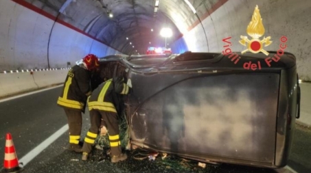 Ancora sangue sulle strade calabresi, muore un 43enne in un incidente all’interno di una galleria Sul posto sono intervenuti i Vigili del Fuoco