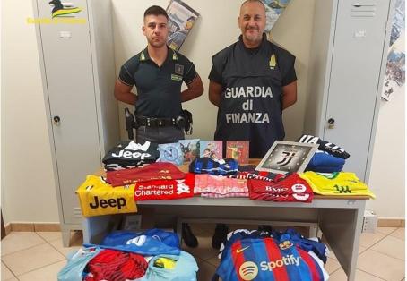 Contrasto alla contraffazione, sequestrati numerosi capi abbigliamento per bambini in Calabria Buona parte dei prodotti sequestrati, soprattutto maglie da calcio recanti i nomi di diversi giocatori idoli dei più’ piccoli, sarebbe stata destinata a quel segmento, risultando potenzialmente dannosa per la loro salute poiché’ costituita da materie prime di scadente qualità