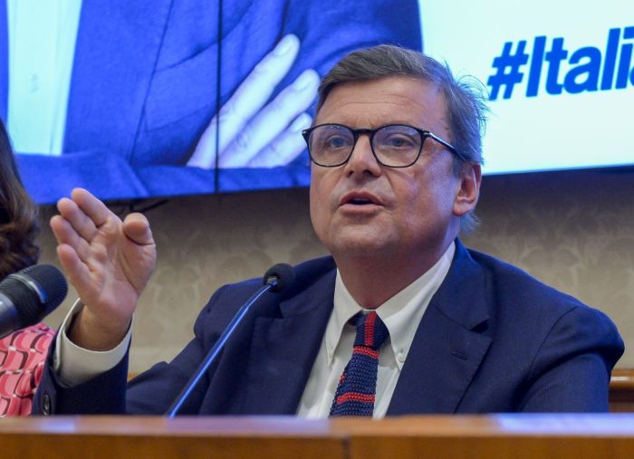 Calenda “Sganciare prezzo del gas e 10 miliardi per taglio bollette”