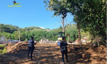 Tutela ambientale. Sequestrata un’area di 7 mila mq in Calabria per violazioni urbanistiche e con vincolo idrogeologico All’interno di una condotta in cemento e, attraverso i mezzi di movimento, aveva riempito l’alveo con terreno successivamente livellato al piano dei piazzali già esistenti