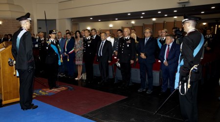 Avvicendamento del Comandante alla Scuola Allievi Carabinieri di Reggio Calabria Nel pomeriggio del 6 settembre, presso la Scuola Allievi Carabinieri, alla presenza delle massime autorità militari e civili, si è tenuta la cerimonia con cui il Colonnello Alessandro Magro, comandante cedente, ha affidato la Bandiera d’Istituto della Scuola Allievi Carabinieri al Colonnello Vittorio Carrara, Comandante subentrante