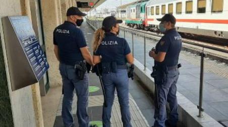 Bilancio dell’attività della Polizia Ferroviaria nelle Stazioni della Calabria e a bordo treno durante il periodo estivo 24.200 persone controllate,  19 deferiti all’Autorità Giudiziaria e 3 arrestati, 521 veicoli controllati con 28 sanzioni amministrative elevate e 2 minori rintracciati ed affidati ai propri cari