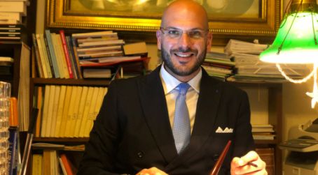 L’Istituto Nazionale Azzurro e la Sete Inconsapevole di Dio: Intervista a Lorenzo Festicini Le persone, ricorda il Dott. Festicini, sono come le vetrate nelle chiese: all'interno puoi ammirare disegni bellissimi