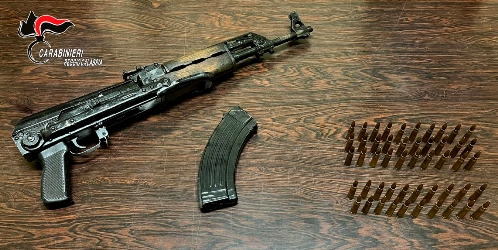 Nasconde un “Kalashnikov” e cartucce in macchina, arrestato un 74enne nel Reggino Aveva un caricatore contenente 20 munizioni calibro 7,62 nonché ulteriori 29 munizioni del medesimo calibro, occultati all’interno di un sacco riposto nel bagagliaio