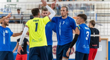 Pallavolo, Palmi scalda i motori, domenica l’esordio con Bari In questo primo appuntamento stagionale i palmesi dovranno fronteggiare un'ostica avversaria come la M2G GGS Bari. La squadra allenata da coach Polimeni esce bene dal periodo di preparazione, con una buona condizione fisica e un'intesa di gioco che continua a crescere settimana dopo settimana