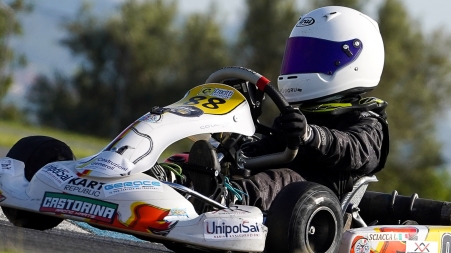 Il baby-pilota reggino Lorenzo Sciacca rappresenterà la Calabria nel Campionato Italiano di Kart per Regioni Dopo gli straordinari risultati ottenuti correndo sotto età nel Campionato Italiano di Kart il talentino reggino è stato chiamato a rappresentare la Calabria nella categoria 60 Mini del prestigioso Campionato Nazionale per Regioni che si terrà a Corridonia nel weekend