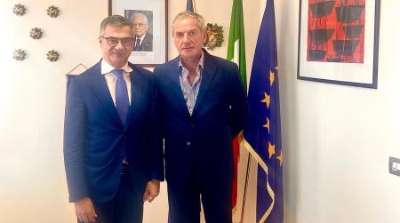 Visita del commissario per la Zes della Calabria, Giuseppe Romano, al presidente dell’ADSP, Andrea Agostinelli Al centro del proficuo incontro, si è parlato delle diverse aree, presenti all’interno della delimitazione della Zona economica speciale, con particolare attenzione a quelle collegate agli scali portuali di competenza dell’Ente