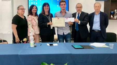 Premio studio “Girolamo Tripodi” allo studente Gabriel Casanova Alla manifestazione sono intervenuti il Dirigente Scolastico prof.ssa Anna Maria Cama, il Presidente della Fondazione Michelangelo Tripodi, i componenti del Consiglio della Fondazione Maria Concetta Tripodi e Lorenzo Fascì, la prof.ssa Vincenzina Granata e lo studente