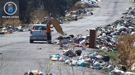 Scarica rifiuti sul suolo pubblico per oltre 60 volte. Scovato dalla Polizia Locale e denunciato Gli accertamenti sono stati svolti nell'ambito  dell'attività di indagine coordinata dalla locale Procura della Repubblica a seguito della quale  nei giorni scorsi sono  state eseguite alcune  misure cautelari personali e reali disposte dal G.I.P. per incendio di rifiuti e smaltimento illegale