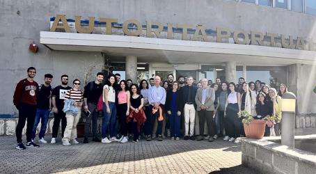 Porto di Gioia Tauro, progetto di ricerca con l’Università Mediterranea di Reggio Calabria È stata un’intensa giornata di studio intorno al porto di Gioia Tauro e al suo territorio quella che oggi ha visto impegnati gli studenti del corso didattico del “Laboratorio di Progettazione Architettonica 3” dell’Università Mediterranea di Reggio Calabria