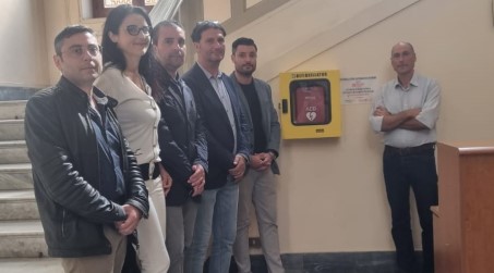 La cardioprotezione arriva anche a Palazzo San Giorgio e all’ufficio Anagrafe Soddisfazione del consigliere delegato Pino Cuzzocrea e di tutti i componenti della commissione Sanità: "Continua il percorso di crescita del sistema cittadino di tutela della salute". I due nuovi defibrillatori sono stati donati dal Rotaract Reggio Calabria Sud Parallelo 38 nell'ambito di un protocollo d'intesa siglato dalla stessa associazione insieme al Comune di Reggio Calabria e al locale Comitato della Croce Rossa