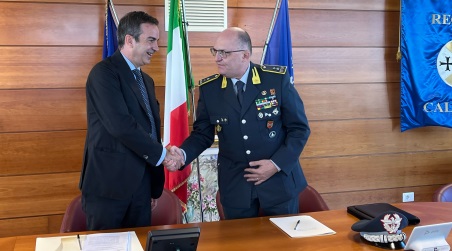 Sanità: firmato Protocollo intesa Regione-Gdf; Occhiuto, rush finale per accertare debito La collaborazione sarà attuata attraverso un adeguato coordinamento info-operativo tra le funzioni proprie della Guardia di Finanza, del commissario ad acta e delle unità operative deputate alla gestione del contenzioso delle aziende sanitarie calabresi, assicurando il necessario livello di legalità, efficienza, efficacia e trasparenza nelle diverse fasi di applicazione dell'attività di ricognizione